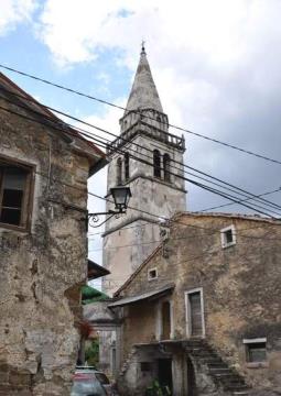 Na sliki je zvonik župnijske cerkve sv. Andreja na Gočah